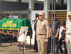Upacara Pelepasan Jenazah Almarhum Lurah Kebon Bawamg Drs.Suratno Widodo,M.Ap  dipimpin oleh Walikota Jakarta Utara Hendra Hidayat
