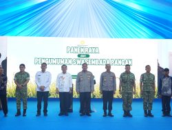Polres Karawang melaksanakan pelayanan pengamanan Panen Raya dan Pengumuman Swasembada Pangan Nasional di Cilebar