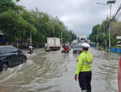 Polsek Kawasan Muara Baru Sigap Bantu Warga Terdampak Genangan Rob dan Hujan di Pelabuhan Muara Baru