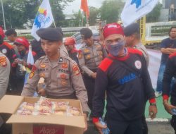 Bagikan Air dan Snack, Polisi Hadir Layani Massa Aksi Buruh di DPR/MPR