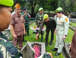 DALAM RANGKA ULANG TAHUN PEMUDA PANCA MARGA KE 45 TABUR BUNGA KE TAMAN MAKAM PAHLAWAN