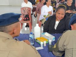 Sentuhan Damai di Mimika: Satgas Operasi Damai Cartenz Layani Kesehatan Jemaat Gereja