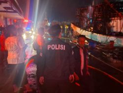 “Polisi Lakukan Pengamanan, Evakuasi dan Olah TKP, Kebakaran Kapal di Pelabuhan Muara Baru”