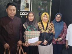 Ketua Yayasan Jantung Indonesia  Hj Wahyu Hernaningsih Seno Aji Mengunjungi Keluarga Almarhumah Aleysha. 