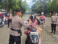 Polres Pelabuhan Tanjung Priok Bagikan Helm SNI kepada Pedagang dalam Ops Keselamatan Jaya 2026