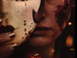 Film ini merupakan bagian akhir dari kisah mengerikan yang dimulai dengan Chapter 1 (2024) dan Chapter 2 (2025). Disutradarai oleh Renny Harlin, film ini akan membawa penonton pada konfrontasi terakhir antara Maya, sang penyintas tunggal, dan trio pembunuh bertopeng.   Setelah melewati dua babak traumatis, Maya kini tidak lagi sekadar korban, melainkan sosok yang siap menghadapi teror tersebut secara langsung. Kisah ini berpusat pada perjalanan Maya yang mencari perlindungan di kota kecil Venus, namun justru menemukan bahwa teror itu mengikutinya Seperti diketahui, Maya menjadi satu – satunya yang selamat dari teror trio pembunuh bertopeng yang dikenal sebagai The Strangers.  Kini, Maya kembali berhadapan langsung dengan para pembunuh bertopeng dalam situasi yang semakin kejam dan tanpa ampun. Tidak ada lagi tempat bersembunyi, karena jebakan itu masih mengintai. Luka fisik dan mental yang ia alami mendorongnya ke batas kemampuan bertahan hidup.   Dalam film ini, Maya (diperankan oleh Madelaine Petsch) beralih dari korban menjadi penyerang, mencari konfrontasi terakhir dan brutal dengan para pembunuh bertopeng yang telah membuat hidupnya seperti neraka. Dalam bab paling brutal dari trilogi ini, teror tidak hanya datang dari para pembunuh, tetapi juga dari dalam diri Maya sendiri. Ia dipaksa menghadapi rasa takut, trauma, dan keputusasaan yang selama ini ditekan.   Setiap keputusan membawa konsekuensi hidup atau mati. Maya menyadari bahwa satu-satunya jalan keluar adalah dengan masuk lebih dalam ke inti teror tersebut. Pertarungan terakhir menjadi titik balik yang menyatukan tema bertahan hidup dan balas dendam. Maya tidak lagi sekadar menjadi korban, tetapi sosok yang siap mengakhiri semuanya.   Kekerasan mencapai puncaknya dalam sebuah perhitungan penuh lingkaran yang menutup kisah trilogi ini. Pada akhirnya, hanya satu yang tersisa, apakah Maya akan selamat, atau teror itu berakhir bersamanya. Trilogi horor THE STRANGERS tidak akan lengkap tanpa deretan aktor yang menghidupkan karakter-karakter ikoniknya. Madelaine Petsch kembali memimpin sebagai Maya Lucas, sang penyintas tunggal yang terus berjuang.   Berikut adalah daftar pemain utamanya :      – Madelaine Petsch sebagai Maya Lucas, satu-satunya penyintas dari para Strangers.   – Gabriel Basso sebagai Gregory, seorang penduduk lokal Venus.   – Ema Horvath sebagai Shelly, seorang pelayan di Carol’s Diner dan salah satu pembunuh bertopeng (Pin-Up Girl) yang dibunuh oleh Maya.   – Richard Brake sebagai Sheriff Rotter, sheriff kota.   – Ella Bruccoleri sebagai Jasmine. Ema Hormati sebagai shelly, seorang pelayan di Carol’s Diner dan salah satu pembunuh bertopeng (Pin-Up Girl) yang dibunuh oleh Maya.   – Richard Brake sebagai Sheriff Rotter, sheriff kota.   – Ella Bruccoleri sebagai Jasmine, Rachel Shenton sebagai Debbie Lucas.   – Kyle Breitkopf sebagai Gregory  Remaja/Scarecrow. Krystal Ellsworth sebagai Dollface. Joel Labelle sebagai Man.   Nola Wallace sebagai Shelly muda/Pin-Up Girl.   Pedro Leandro sebagai Deputy Walters. Di balik layar, produksi THE STRANGERS: CHAPTER 3 menyimpan sejumlah fakta menarik yang menunjukkan ambisi di balik trilogi ini. Sutradara Renny Harlin menyutradarai ketiga film secara berurutan dalam satu blok produksi intensif di Bratislava, Slovakia. Pendekatan ini memungkinkan Harlin untuk menciptakan alur visual dan emosional yang berkelanjutan, membentuk trilogi menjadi satu mimpi buruk yang meningkat. Renny Harlin menyutradarai ketiga film dalam trilogi baru ini (Chapter 1, Chapter 2, dan Chapter 3) secara beruntun.  Chapter 2 dan Chapter 3 menjalani satu bulan pengambilan gambar tambahan untuk mengerjakan ulang film tersebut dengan mempertimbangkan umpan balik audiens setelah rilis Chapter 1.  Karakter Maya, yang diperankan oleh Madelaine Petsch, adalah penyintas tunggal yang perjalanannya menjadi inti emosional trilogi.  Dalam Chapter 3, para pembunuh bertopeng tidak lagi sepenuhnya anonim, Pin-Up Girl telah meninggal, dan tampaknya para Strangers ingin Maya menjadi salah satu dari mereka. Film horor THE STRANGERS: CHAPTER 3 adalah penutup trilogi baru yang disutradarai oleh Renny Harlin. Film ini dijadwalkan rilis di Amerika Serikat pada 6 Februari 2026.   Tayang perdana di Los Angeles pada 15 Januari 2026 dan rilis di Amerika Serikat pada 6 Februari 2026. Saksikan Film ‘THE STRANGERS CHAPTER 3″ di Bioskop kesayangan anda mulai tanggal 6 Februari 2026