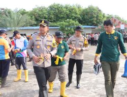 “Kapolres Priok Bersama Forkopimko, Korve Bersih – Bersih Pesisir Laut Marunda”