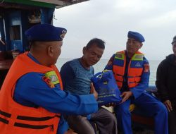 Satpolairud Polres Kepulauan Seribu Patroli Laut Ramadhan, Bagikan Sembako dan Takjil kepada Nelayan