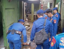 Ditpolairud Polda Metro Jaya Bersama Satgas Bang Jasri Bersihkan Permukiman Terdampak Banjir di Kebon Pala