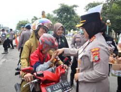 Kapolres Metro Bekasi Tinjau Arus Balik di Pos Terpadu Gedung Juang, Bagikan Snack untuk Masyarakat