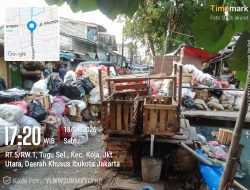 Penumpukan Sampah di Pasar Kaget yang membuat Warga Resah.
