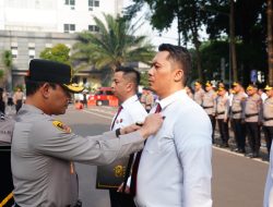 Kapolda Metro Jaya Serahkan Pin Emas Kapolri kepada Personel Ditresnarkoba PMJ Pengungkap Sabu 516 Kg Jaringan Internasional