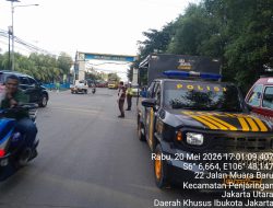 Unit Lantas dan Sabara Polsek Kawasan Muara Baru Intensifkan Pengaturan Lalu Lintas Sore Hari di Kawasan PPS Nizam Zachman Jakarta