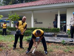 JASRI KURVE DAN PENANAMAN POHON DALAM RANGKA GERAKAN INDONESIA ASRI SAMBUT HARI BHAYANGKARA KE-80