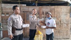 Jumat Peduli, Polsek Kawasan Kali Baru Bagikan Nasi Kotak kepada Warga sebagai Wujud Kepedulian Polri