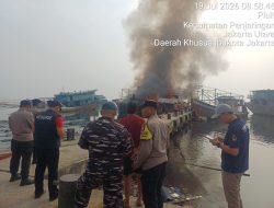 *Tiga Kapal Terbakar di Dermaga Kaliadem Muara Angke, Polisi Amankan Lokasi*
